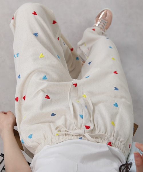 pumpkin port(パンプキンポート)の「リネンライク カラフルハート刺繍 イージーワイドパンツ(その他パンツ・レディース・アイボリー・M)」の9枚目の写真