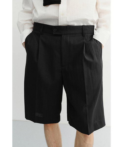 DUNST FOR MEN(ダンストフォーメン)の「PLEATED BERMUDA SHORTS_UDPA6B322_BLACK(その他パンツ・メンズ・ブラック・LARGE/SMALL/MEDIUM)」の2枚目の写真