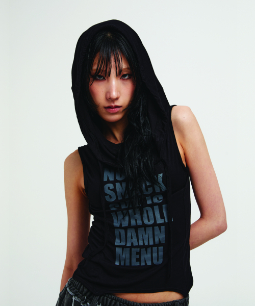 CUTOUT(カトアウト)の「シングラー フードパーカー スリーブレス-ブラック(Tシャツ/カットソー・レディース・その他・FREE)」の2枚目の写真