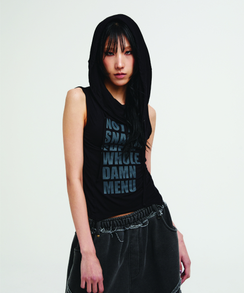 CUTOUT(カトアウト)の「シングラー フードパーカー スリーブレス-ブラック(Tシャツ/カットソー・レディース・その他・FREE)」の4枚目の写真