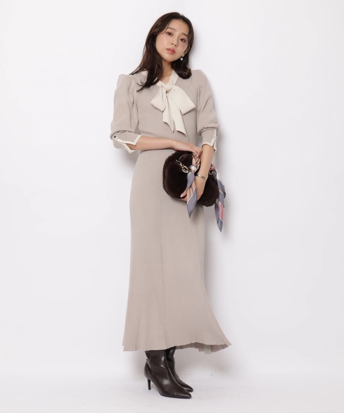 JUSGLITTY(ジャスグリッティー)の「配色ボウタイパフニットワンピース(ワンピース・レディース・ブラック/ブラウン/グレイッシュベージュ・2/1)」の3枚目の写真