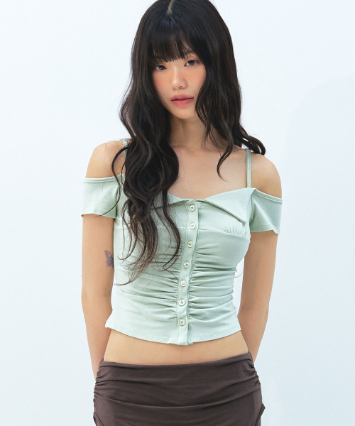 LIE MEQUE(リメーク)の「ボタン付きフォールドカラーオフショルダーTシャツ グリーン(Tシャツ/カットソー・レディース・ライトグリーン・SMALL/MEDIUM)」の2枚目の写真