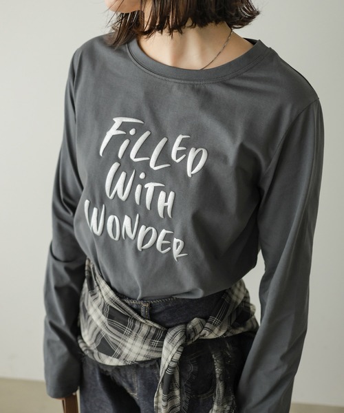 Bab(バブ)の「【一枚でもインナー使いにもおすすめ◎】デザインプリントアソートロンT(Tシャツ/カットソー・レディース・オフホワイト/チャコールグレー/ブラウン・FREE)」の1枚目の写真