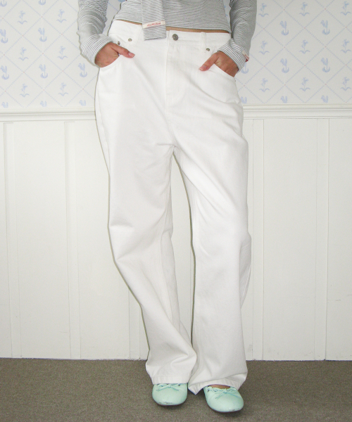 AMESWORLDWIDE(アメスワールドワイド)の「CLASSIC STRAIGHT DENIM PANTS WHITE(デニムパンツ・レディース・その他・LARGE/SMALL/MEDIUM)」の2枚目の写真