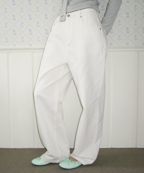 AMESWORLDWIDE(アメスワールドワイド)の「CLASSIC STRAIGHT DENIM PANTS WHITE(デニムパンツ・レディース・その他・LARGE/SMALL/MEDIUM)」の3枚目の写真