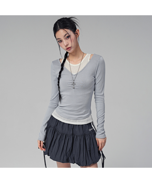 AVANDRESS(アバンドレス )の「ポエル Vネック シャーリング フェイクレイヤードTシャツ_5COL(Tシャツ/カットソー・レディース・チャコールグレー/ライトブルー/ブラック/ダークブラウン/PINK・SMALL/MEDIUM)」の4枚目の写真
