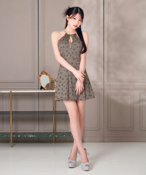 DAZZY(デイジー)の「ネックチェーン谷間ジップリボン柄Aラインミニ丈キャバドレス(ドレス・レディース・グレー・S/M/XS)」の1枚目の写真