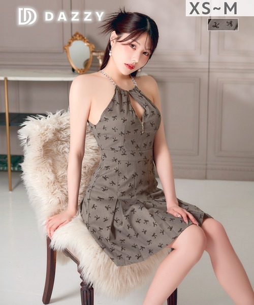 DAZZY(デイジー)の「ネックチェーン谷間ジップリボン柄Aラインミニ丈キャバドレス(ドレス・レディース・グレー・S/M/XS)」の2枚目の写真