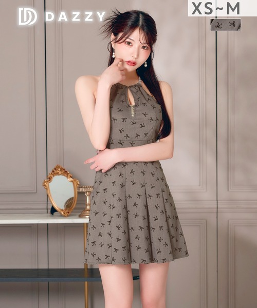 DAZZY(デイジー)の「ネックチェーン谷間ジップリボン柄Aラインミニ丈キャバドレス(ドレス・レディース・グレー・S/M/XS)」の3枚目の写真