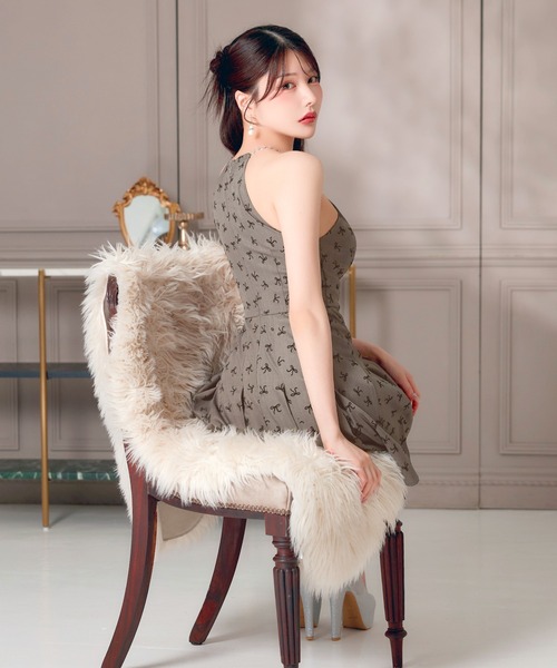 DAZZY(デイジー)の「ネックチェーン谷間ジップリボン柄Aラインミニ丈キャバドレス(ドレス・レディース・グレー・S/M/XS)」の9枚目の写真