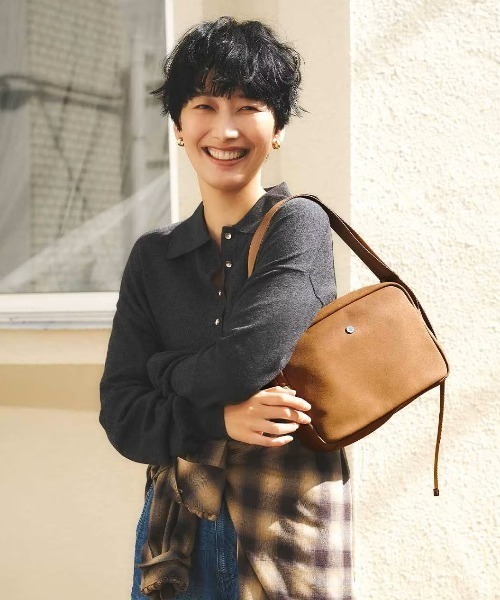 IEDIT(イディット)の「IEDIT ことりっぷとコラボ 旅の街歩きに最適!持つだけでコーデの旬感がアップするスエードタッチポシェット〈シナモンブラウン〉(ショルダーバッグ・レディース・ブラウン・ONE SIZE)」の7枚目の写真