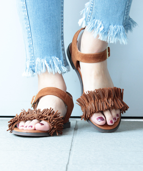 mysty woman(ミスティウーマン)の「フリンジ付きフラットサンダル(サンダル・レディース・キャメル/レッド/ブラック・LARGE/MEDIUM)」の19枚目の写真