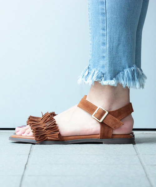 mysty woman(ミスティウーマン)の「フリンジ付きフラットサンダル(サンダル・レディース・キャメル/レッド/ブラック・LARGE/MEDIUM)」の8枚目の写真