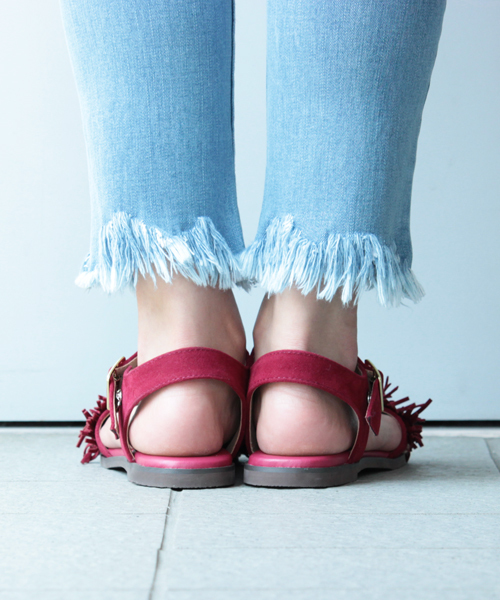 mysty woman(ミスティウーマン)の「フリンジ付きフラットサンダル(サンダル・レディース・キャメル/レッド/ブラック・LARGE/MEDIUM)」の5枚目の写真