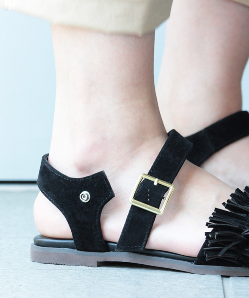 mysty woman(ミスティウーマン)の「フリンジ付きフラットサンダル(サンダル・レディース・キャメル/レッド/ブラック・LARGE/MEDIUM)」の6枚目の写真