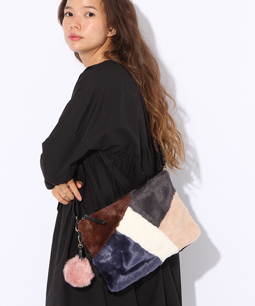 niko and...(ニコアンド)の「オリジナルフェイクファークラッチバッグ【niko and ...】(クラッチバッグ・レディース・レッド/その他1/その他2/チャコール/その他3/ベージュ・0)」の5枚目の写真