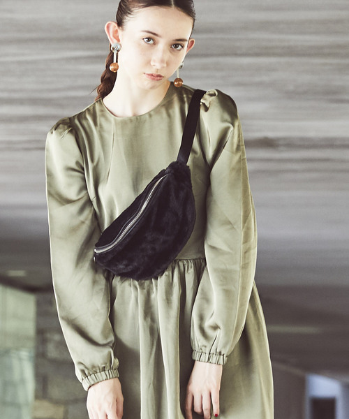 the case（ザケース）の「【THE CASE】LIKE FUR BODYBAG（ボディバッグ/ウエストポーチ・レディース・ブラック/グレー/イエロー/レッド・FREE）」の2枚目の写真