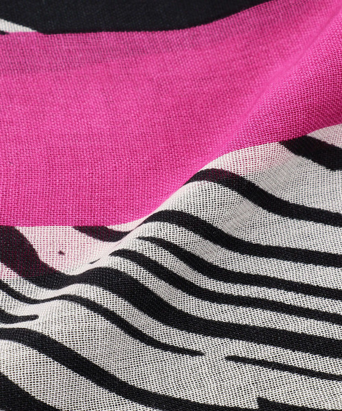 A/C DESIGN BY ALPHA CUBIC（エーシーデザインバイアルファキュービック）の「アート風プリントストール（ストール/ショール・レディース・ブルー/ピンク・フリー）」の7枚目の写真