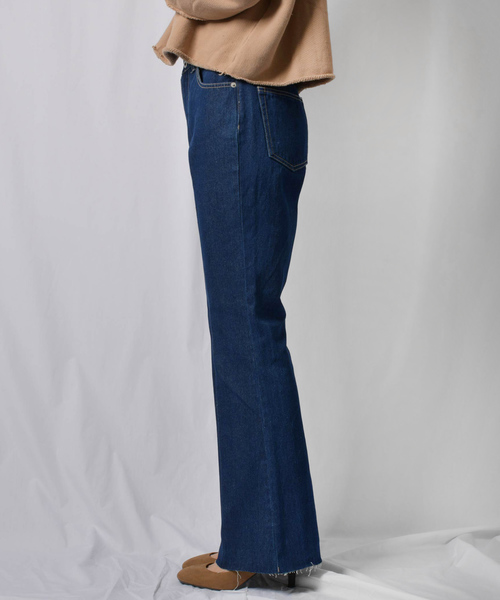 Ambre Neige（アンブルネージュ）の「カットオフフレアデニム／フレアデニム／ボトム／【WEB/EC限定商品】（デニムパンツ・レディース・ネイビー/サックスブルー・SMALL/MEDIUM/LARGE）」の13枚目の写真