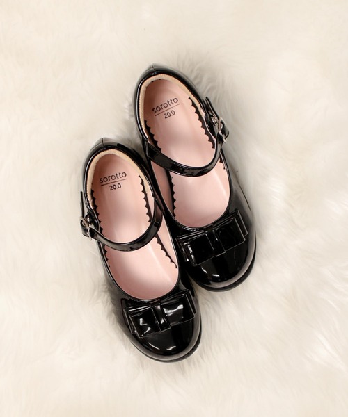 SOROTTO(ソロット)の「キッズ フォーマル ストラップパンプス/フラットシューズ(ドレスシューズ・キッズ・ホワイト/ブラック/レッド系その他2/レッド系その他3/ブラック系その他2/ブラック系その他3/ホワイト系その他2/ホワイト系その他3/レッド系その他/ホワイト系その他/ブラック系その他/レッド・16.0cm/17.0cm/18.0cm/19.0cm/22.0cm/20.0cm/21.0cm)」の6枚目の写真