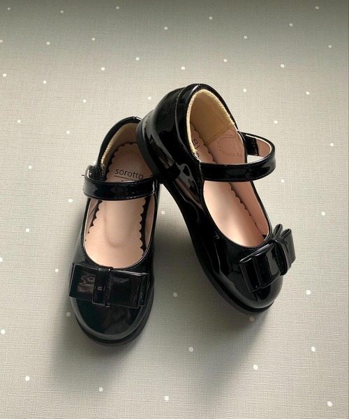 SOROTTO(ソロット)の「キッズ フォーマル ストラップパンプス/フラットシューズ(ドレスシューズ・キッズ・ホワイト/ブラック/レッド系その他2/レッド系その他3/ブラック系その他2/ブラック系その他3/ホワイト系その他2/ホワイト系その他3/レッド系その他/ホワイト系その他/ブラック系その他/レッド・16.0cm/17.0cm/18.0cm/19.0cm/22.0cm/20.0cm/21.0cm)」の5枚目の写真