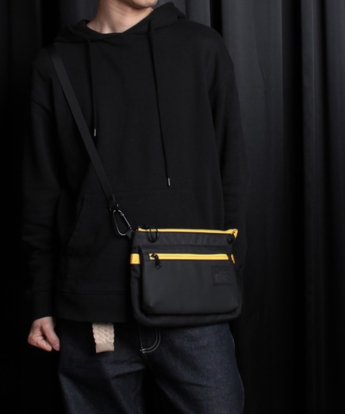 Misto Forza（ミストフォルツァ）の「ミストフォルツァ【Misto Forza】サコッシュショルダーバック（ショルダーバッグ・メンズ・ブラック/ホワイト/イエロー・フリー）」の3枚目の写真