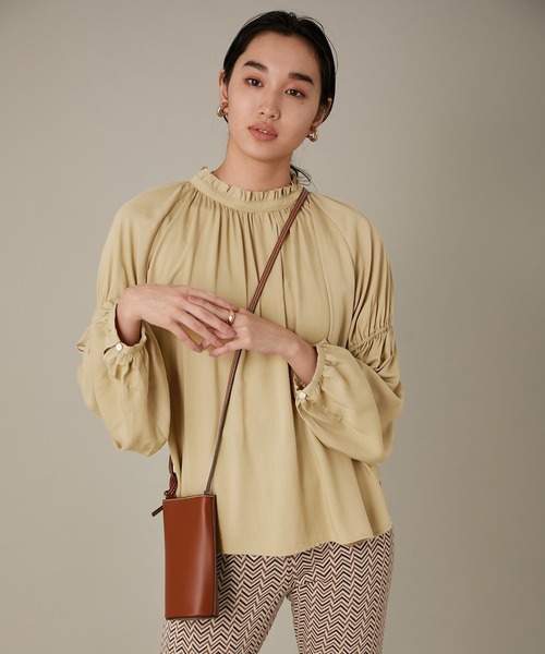 ADAM ET ROPE'(アダムエロペ)の「【一部店舗限定】フリルカラー袖ギャザーブラウス(シャツ/ブラウス・レディース・ブラック/キナリ/キャメル/ベージュ系その他3/サックスブルー・FREE)」の4枚目の写真