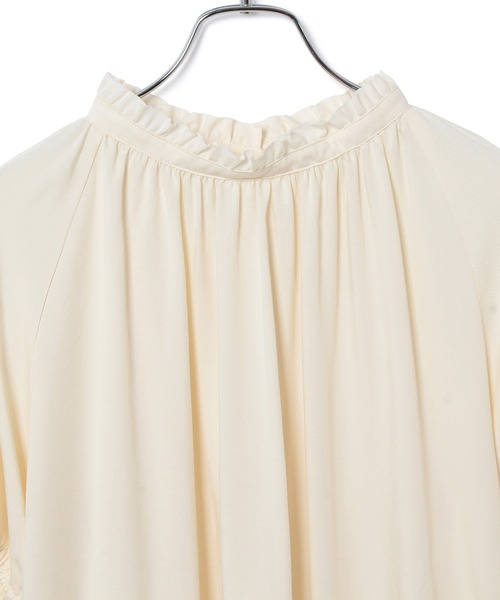 ADAM ET ROPE'(アダムエロペ)の「【一部店舗限定】フリルカラー袖ギャザーブラウス(シャツ/ブラウス・レディース・ブラック/キナリ/キャメル/ベージュ系その他3/サックスブルー・FREE)」の10枚目の写真