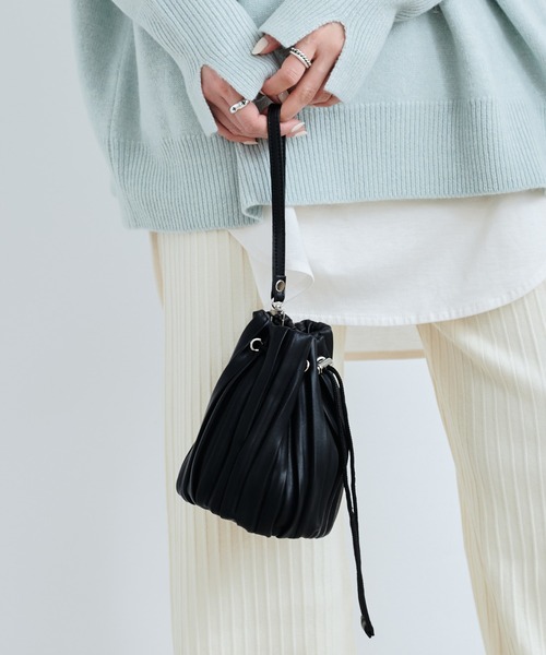 DouDou(ドゥドゥ)の「プリーツポシェット(ショルダーバッグ・レディース・ベージュ/ブラック・FREE)」の1枚目の写真