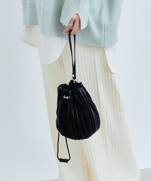 DouDou(ドゥドゥ)の「プリーツポシェット(ショルダーバッグ・レディース・ベージュ/ブラック・FREE)」の11枚目の写真