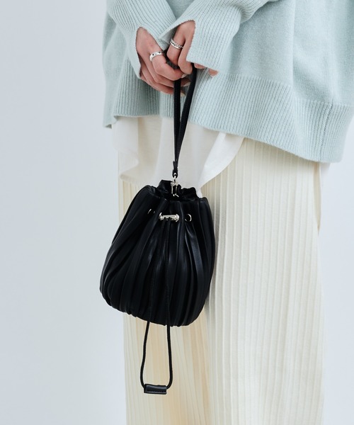 DouDou(ドゥドゥ)の「プリーツポシェット(ショルダーバッグ・レディース・ベージュ/ブラック・FREE)」の12枚目の写真