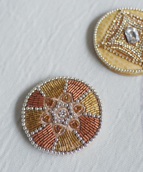 Port(ポート)の「【 antique andico / アンティーク アンディコ 】 ビーズ 刺繍コンパクトミラー_(手鏡/メイクミラー・レディース・ホワイト/グリーン/ホワイト系その他/ゴールド/ブロンズ/ネイビー・FREE)」の6枚目の写真