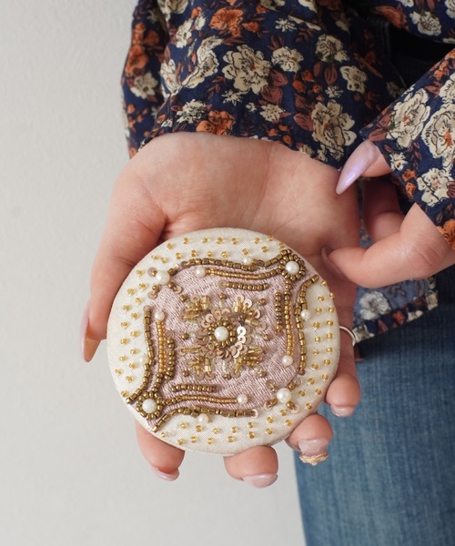 Port(ポート)の「【 antique andico / アンティーク アンディコ 】 ビーズ 刺繍コンパクトミラー_(手鏡/メイクミラー・レディース・ホワイト/グリーン/ホワイト系その他/ゴールド/ブロンズ/ネイビー・FREE)」の3枚目の写真