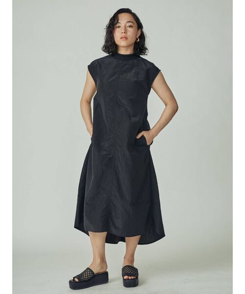 THE DAYZ TOKYO（ザデイズトーキョー）の「【THE DAYZ TOKYO】ナイロンハイネックワンピース（ワンピース・レディース・ブラック/カーキ・SMALL/MEDIUM）」の2枚目の写真