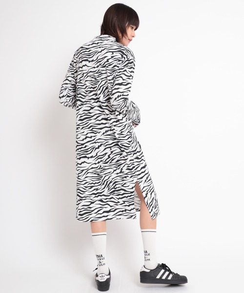 RNA（アールエヌエー）の「M1723 総柄ハイネックロングワンピース（ワンピース・レディース・ゼブラ/レオパード/その他・MEDIUM）」の6枚目の写真