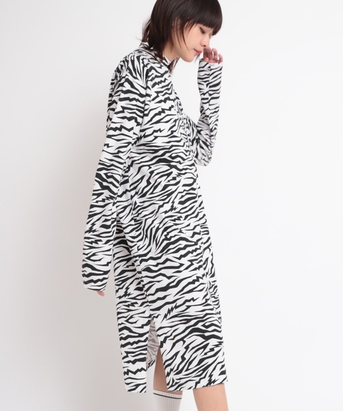 RNA（アールエヌエー）の「M1723 総柄ハイネックロングワンピース（ワンピース・レディース・ゼブラ/レオパード/その他・MEDIUM）」の21枚目の写真