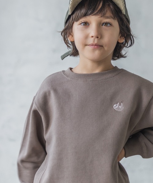 pairmanon(ペアマノン)の「【毛玉になりにくい裏起毛】【かぞくおそろい】ユニセックスワンポイント刺繍トレーナー(スウェット・キッズ・ブルー系その他/グレー系その他2/ブラック×ホワイト/ホワイト系その他/グレー系その他3/ブラウン系その他4/ブラック系その他/グレー系その他/ブラウン系その他5/ベージュ系その他2/ベージュ系その他3/ベージュ系その他/パープル系その他6/ブルー系その他2/ブラック×ブラック/グリーン系その他/ブルー系その他6/ブラック系その他4/ブルー系その他5/ブルー系その他4/グリーン系その他3/イエロー系その他/イエロー系その他2/ベージュ系その他4/ブルー系その他3/ピンク系その他/ピンク系その他2/ピンク系その他3/ブラウン系その他3/ブラウン系その他/パープル系その他/ピンク系その他6・100/110/120/130/140/150/90)」の10枚目の写真