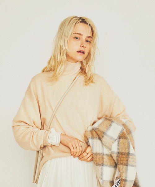 Rouge vif(ルージュヴィフ)の「W/Cashタートルネックプルオーバー(ニット/セーター・レディース・アイボリー/ピンク/グレー/ネイビー・フリー)」の2枚目の写真