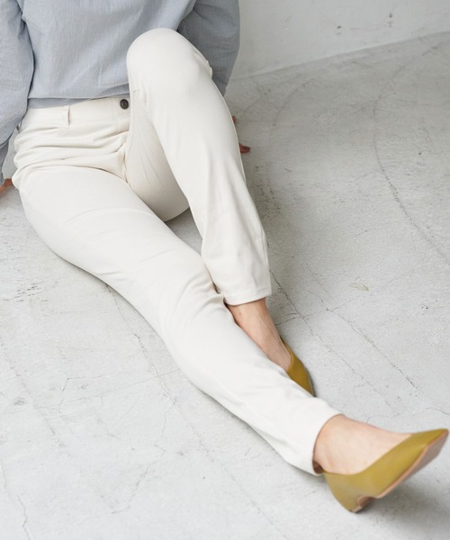 earth music&ecology（アースミュージックアンドエコロジー）の「ストレッチレギンスパンツ ＊（その他パンツ・レディース・カーキ/オフホワイト/ブラック/グレイッシュベージュ・M/L/S）」の2枚目の写真