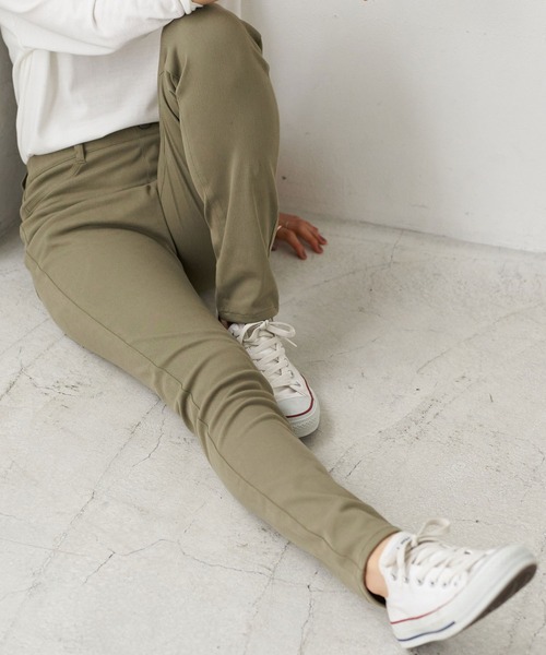 earth music&ecology（アースミュージックアンドエコロジー）の「ストレッチレギンスパンツ ＊（その他パンツ・レディース・カーキ/オフホワイト/ブラック/グレイッシュベージュ・M/L/S）」の4枚目の写真