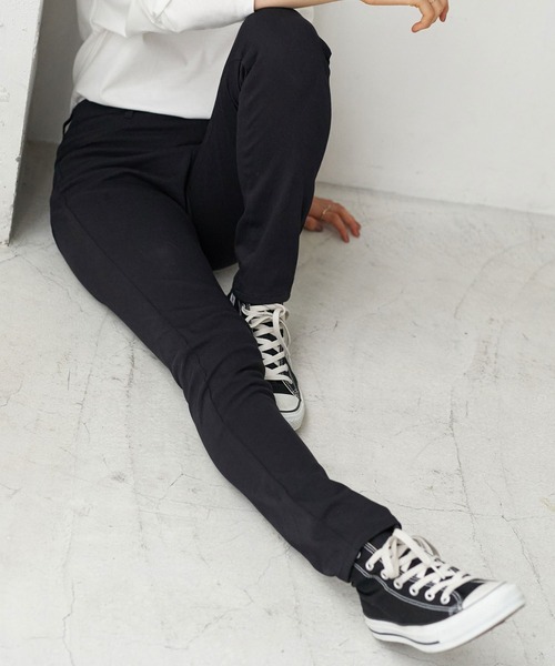 earth music&ecology（アースミュージックアンドエコロジー）の「ストレッチレギンスパンツ ＊（その他パンツ・レディース・カーキ/オフホワイト/ブラック/グレイッシュベージュ・M/L/S）」の3枚目の写真