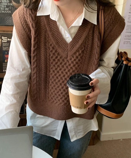 by muni:r（バイ ムニール）の「Vネックケーブルニットベスト（ベスト・レディース・ブラウン/グレイッシュベージュ/ブラック・FREE）」の3枚目の写真