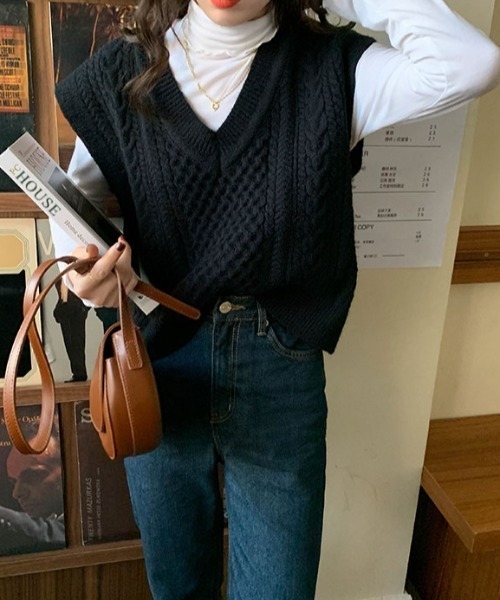 by muni:r（バイ ムニール）の「Vネックケーブルニットベスト（ベスト・レディース・ブラウン/グレイッシュベージュ/ブラック・FREE）」の2枚目の写真