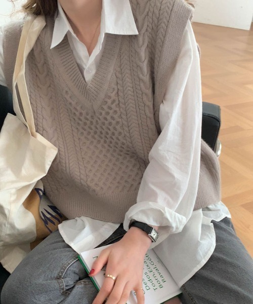 by muni:r（バイ ムニール）の「Vネックケーブルニットベスト（ベスト・レディース・ブラウン/グレイッシュベージュ/ブラック・FREE）」の11枚目の写真