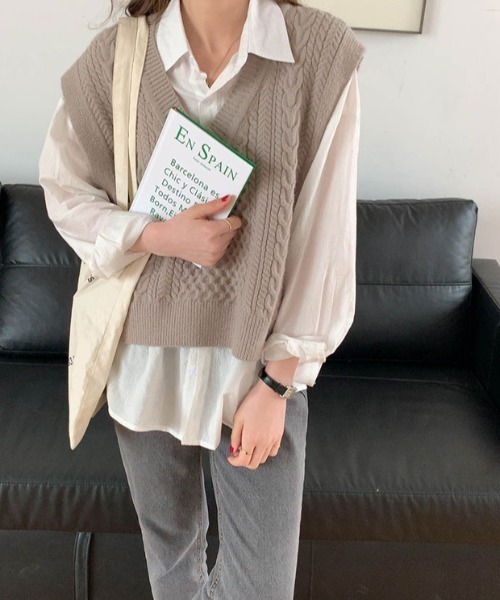 by muni:r（バイ ムニール）の「Vネックケーブルニットベスト（ベスト・レディース・ブラウン/グレイッシュベージュ/ブラック・FREE）」の12枚目の写真