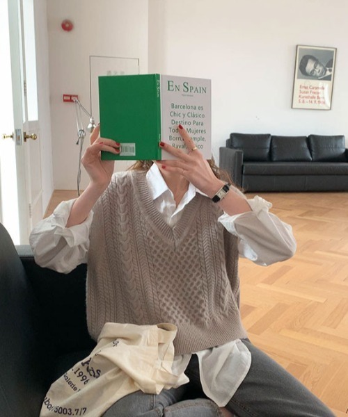 by muni:r（バイ ムニール）の「Vネックケーブルニットベスト（ベスト・レディース・ブラウン/グレイッシュベージュ/ブラック・FREE）」の13枚目の写真