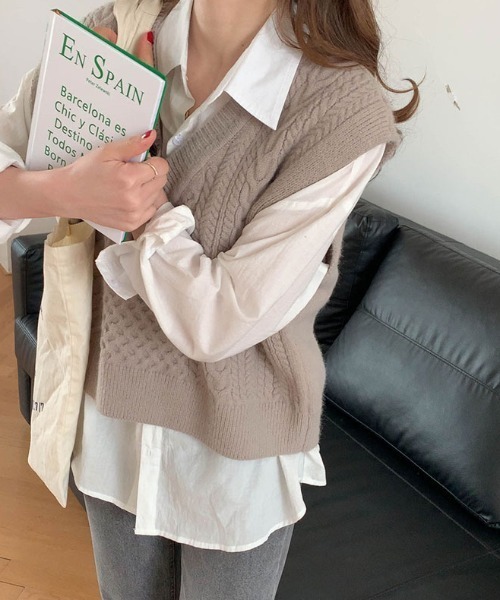 by muni:r（バイ ムニール）の「Vネックケーブルニットベスト（ベスト・レディース・ブラウン/グレイッシュベージュ/ブラック・FREE）」の15枚目の写真