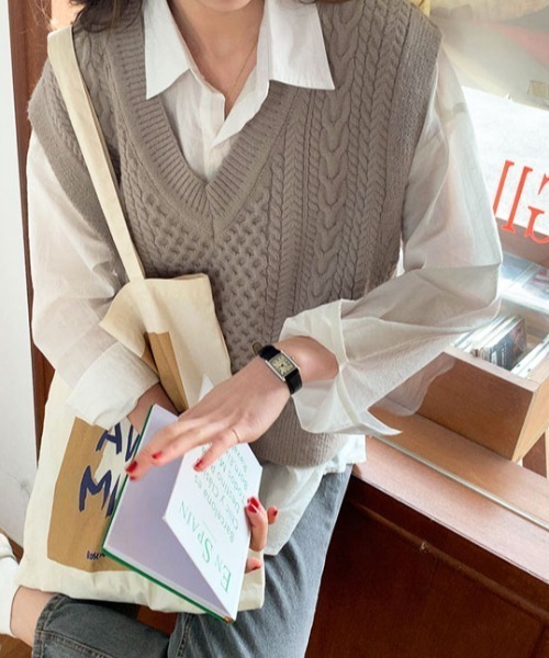 by muni:r（バイ ムニール）の「Vネックケーブルニットベスト（ベスト・レディース・ブラウン/グレイッシュベージュ/ブラック・FREE）」の17枚目の写真