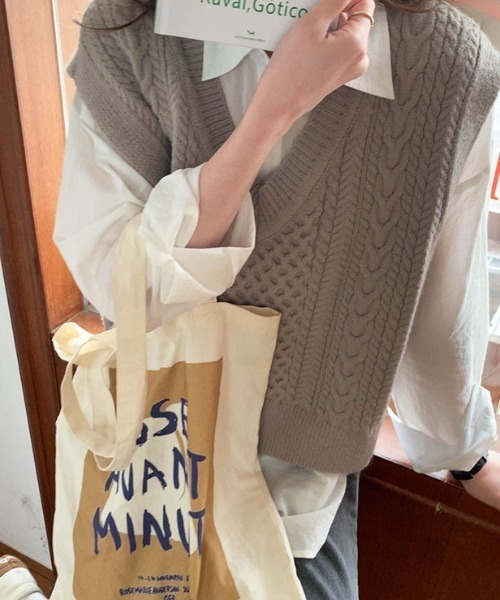 by muni:r（バイ ムニール）の「Vネックケーブルニットベスト（ベスト・レディース・ブラウン/グレイッシュベージュ/ブラック・FREE）」の18枚目の写真