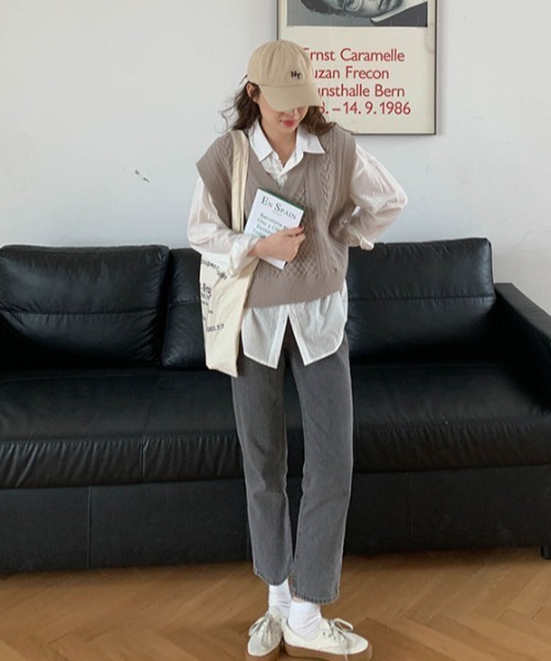 by muni:r（バイ ムニール）の「Vネックケーブルニットベスト（ベスト・レディース・ブラウン/グレイッシュベージュ/ブラック・FREE）」の16枚目の写真